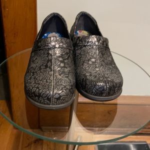 Size 9 Greys Anatony Softwalk slip resistant clogs